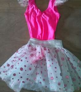 בגד גוף ורוד וחצאית כסופה נקודות